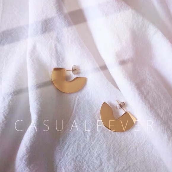 LAST Curved Semi Circle Minimalist Earrings Gold - Picture 4 of 5